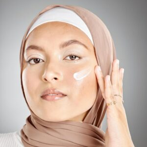femme musulmane beaute soins peau creme visage fond gris studio maquette hijab islam visage modele islamique cosmetiques pour bien etre cosmetologie du corps peau 590464 108812